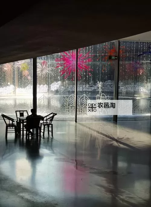 在落地玻璃窗C乳：光影中的静谧瞬间图2