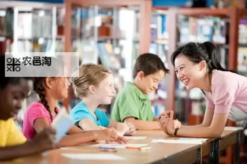 老师和学生交流高清无码：打造高效互动的新课堂图1