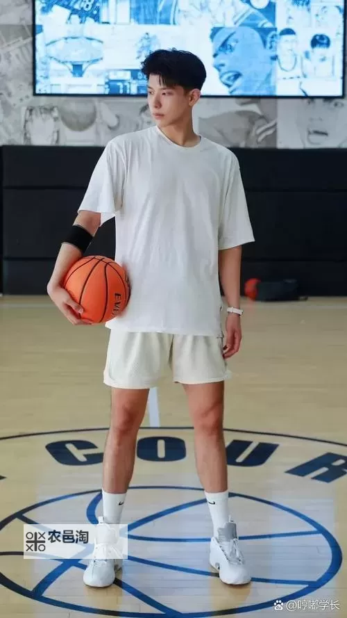 在线看男同体育生:青春运动中的真实瞬间图1