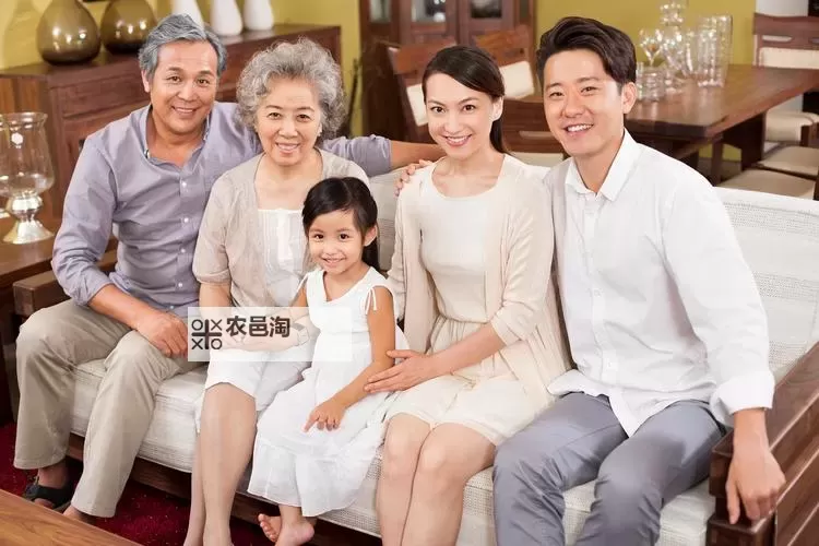 长女的喜事:家庭团聚的温馨时刻图1