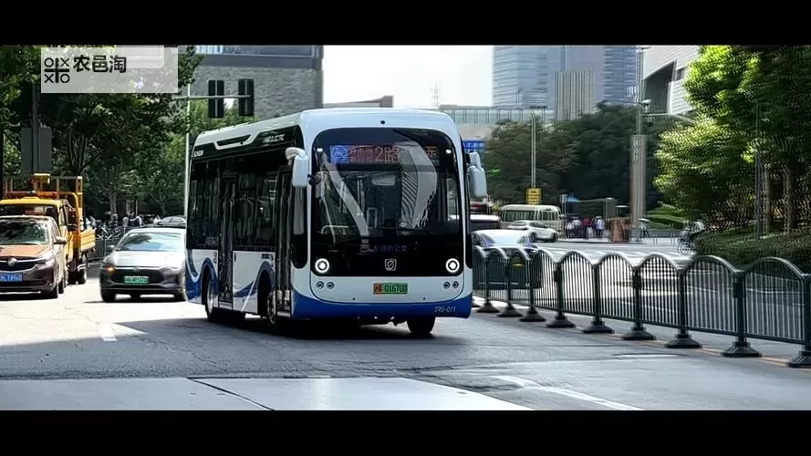 在公交车一个接一个高C:城市交通的最新趋势图1