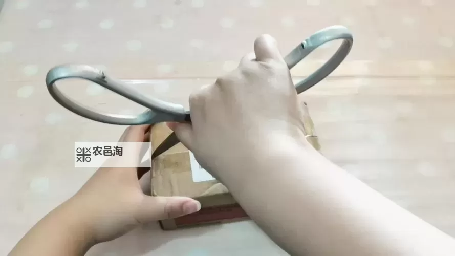 真是不经弄的小东西视频：趣味十足的微小细节展示图1