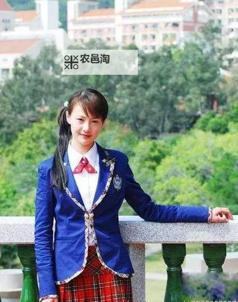 郑爽复古校服再现青春记忆,重返学生时代的小清新风采图1