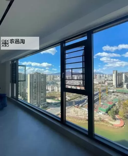 在落地玻璃窗c:都市生活的静谧角落图1