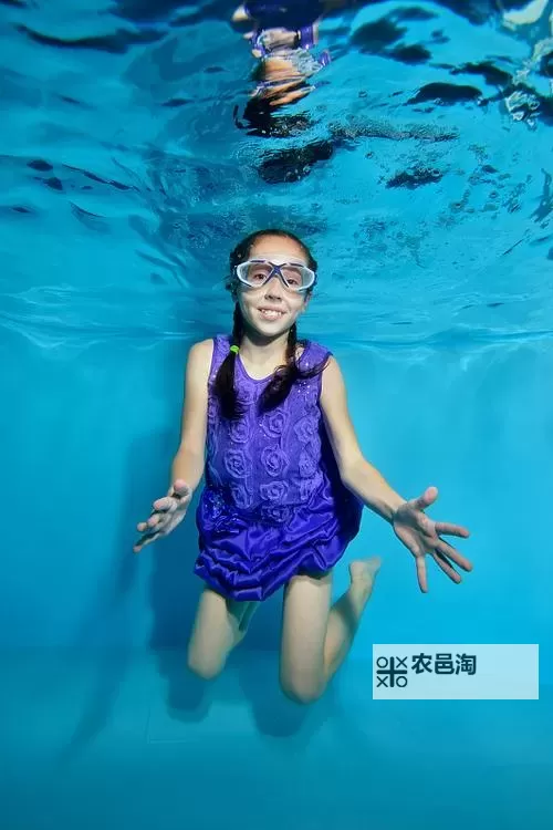 在水里游泳一做边的自在时光图1