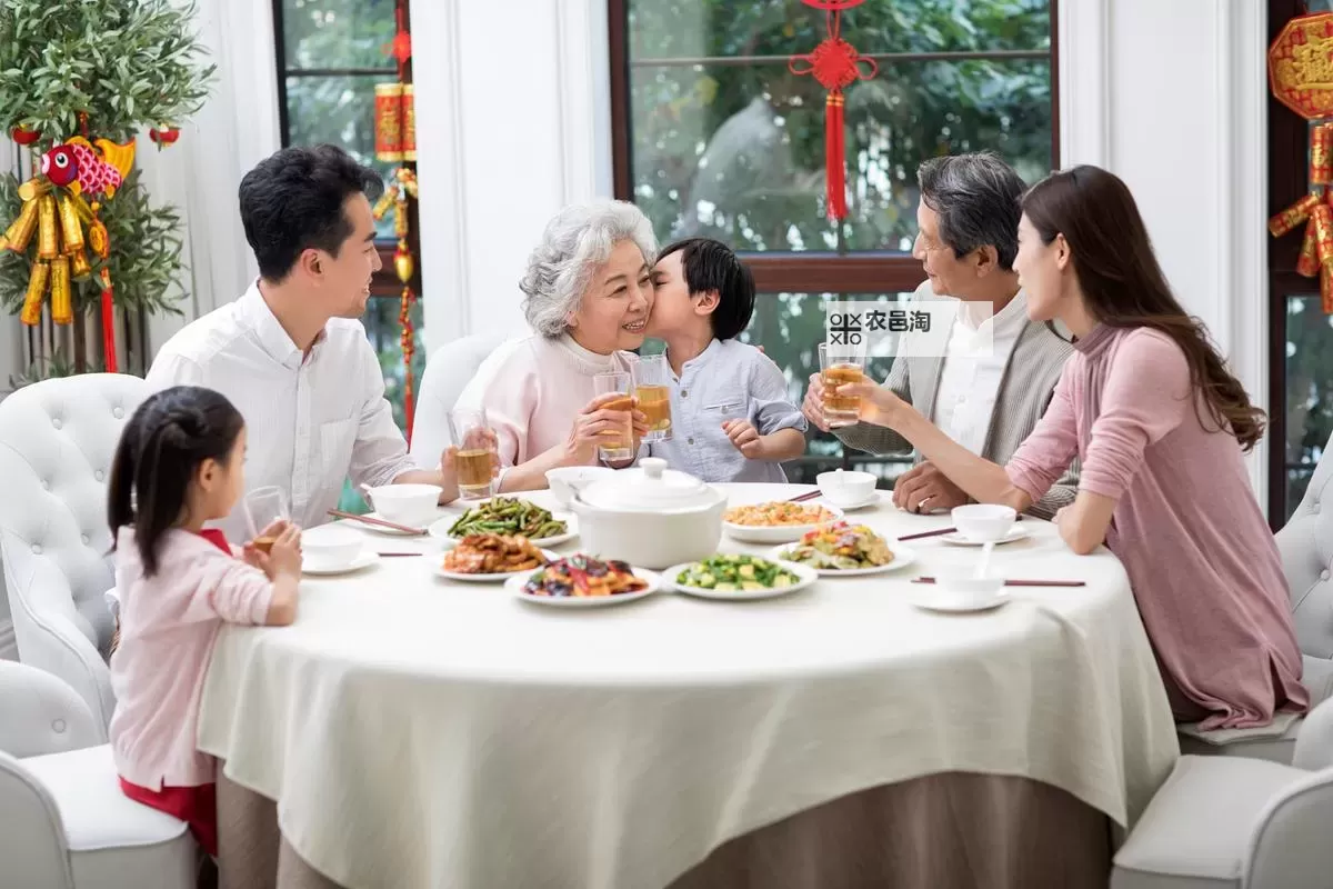 坐在吃饭连在巨大一起若若:奇幻中的温馨时光图1