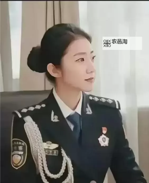 张警官头撞玻璃高清视频播放引发热议图1