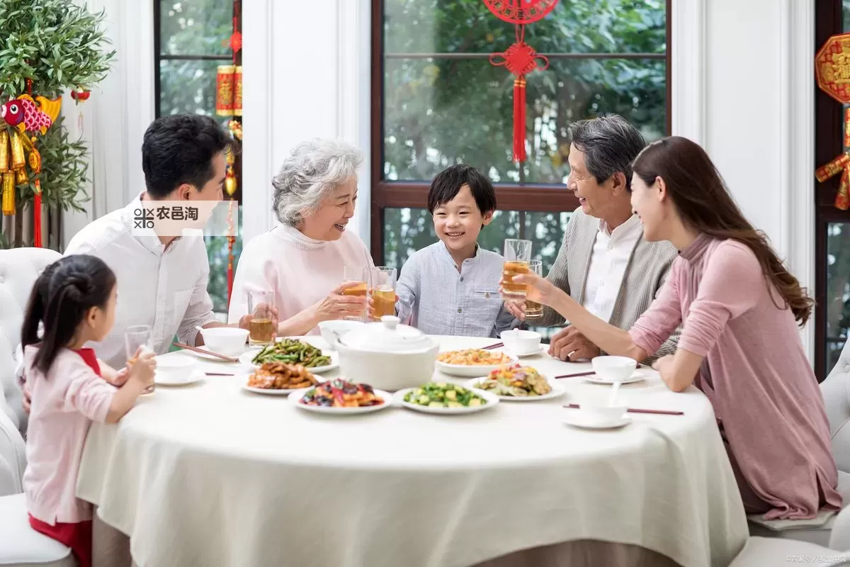 坐着吃饭还连在一起:现代家庭用餐的温馨时光图1