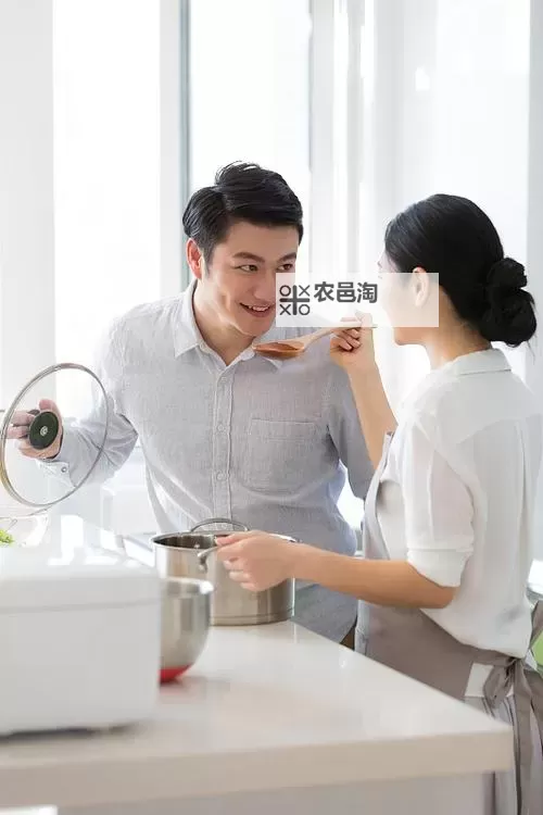 在做饭呢男朋友就开始了:厨房里的甜蜜时光图1