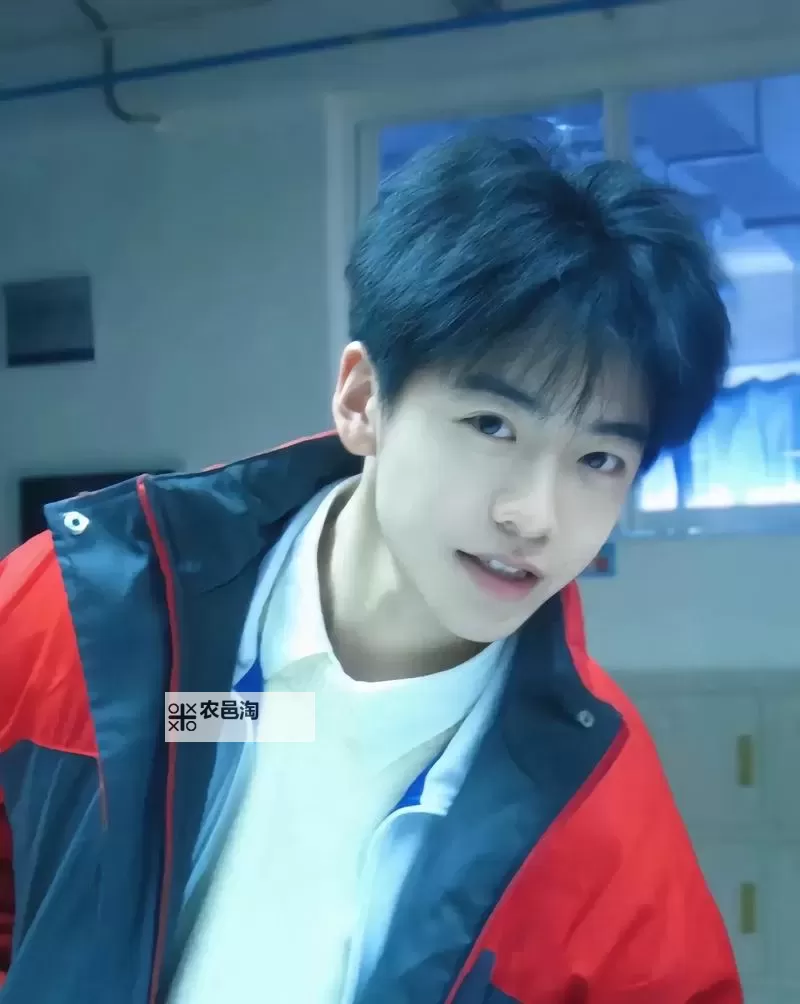 中国少爷18帅哥直播引爆网络,青春风采尽显魅力图1