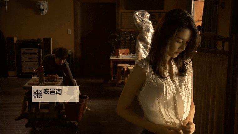 她在丈夫面前被耍了电影:一场情感的阴谋与揭露图1