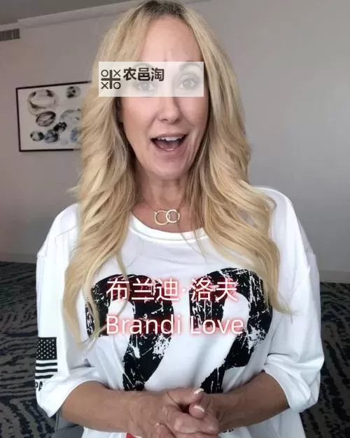 挂老女人泻火对白自拍：熟女间的火热对话与自我表达图1