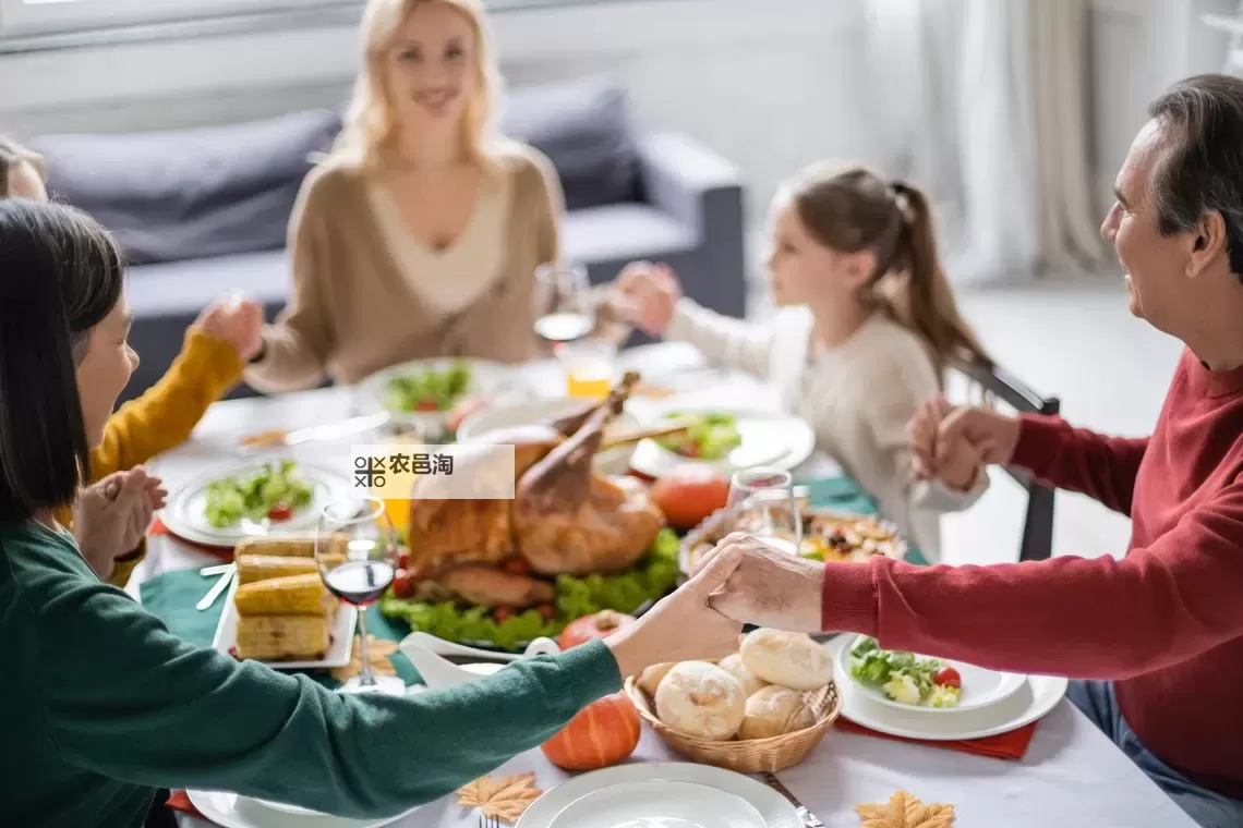 【高清视频】坐着吃饭下面连是在一起视频 温馨场景全记录图1