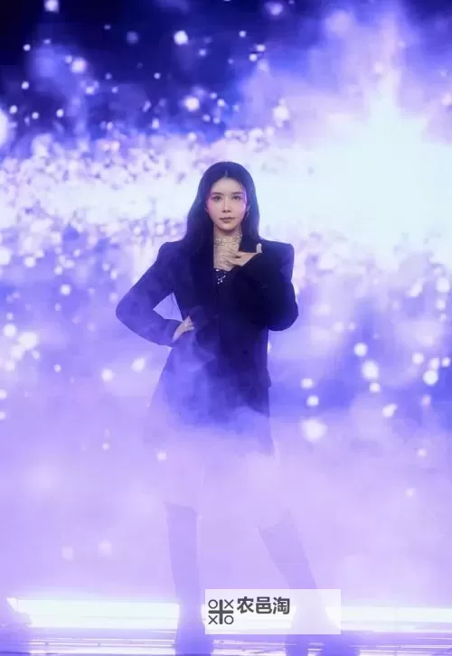 中国大陆十八岁女孩rapper崭露头角，青春热血燃炸舞台图1