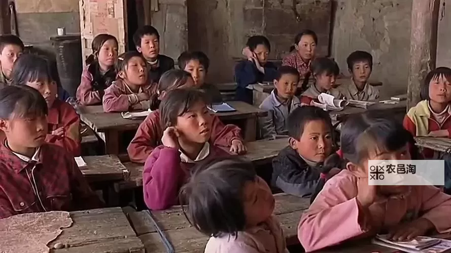 云南14学生真实初次破初视频:感人瞬间引发热议图1