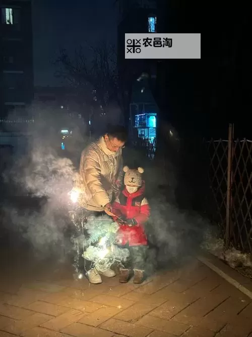 温暖的奇遇:我坐在木棒开始加热的瞬间图1