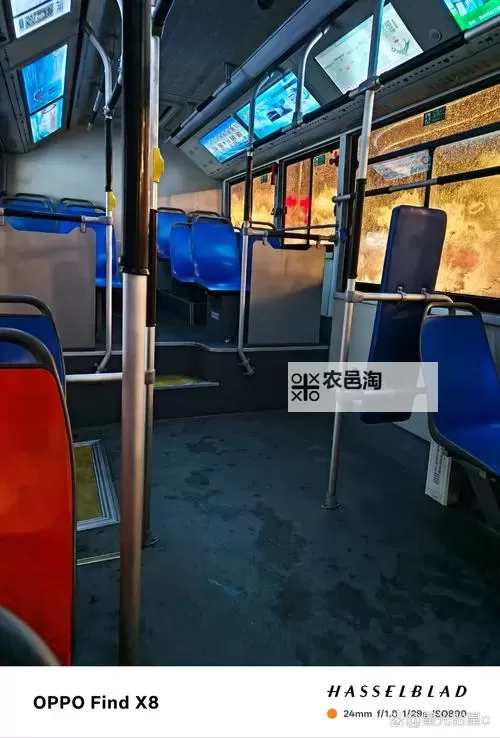 乘坐公交车:坐公交车最后一排被C引发的尴尬瞬间图1