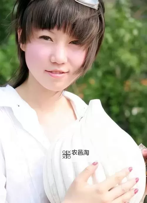 探索张小雨人体之美:艺术与真实的完美结合图1