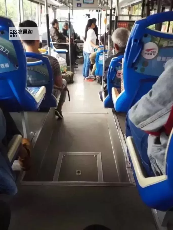 乘坐公交车:坐公交车最后一排被C引发的尴尬瞬间图2