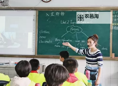 在英语课上插英语课老师的趣味教学瞬间图1