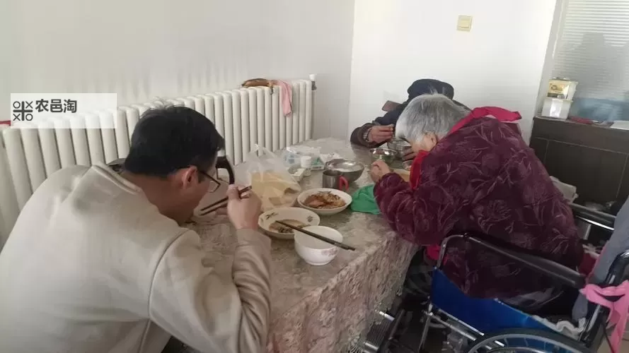 奶水喂饱两个老头:不一样的温情故事图1