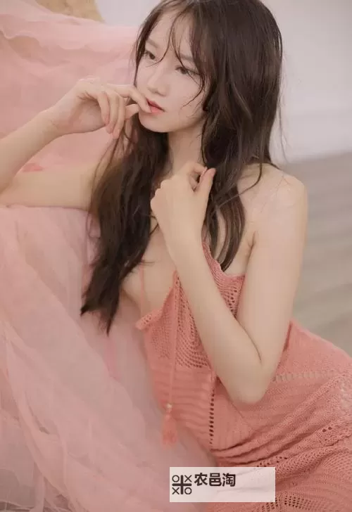 探索极致魅力:最大胆美女艺术的视觉盛宴图1