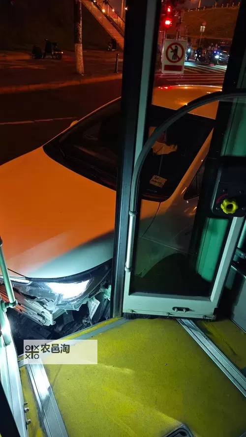 在公交车上被撞了八次高黄:一次难忘的惊险经历图1