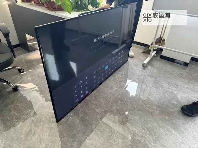 在办公室捡到老师的遥控器:意外发现中的秘密时光图1