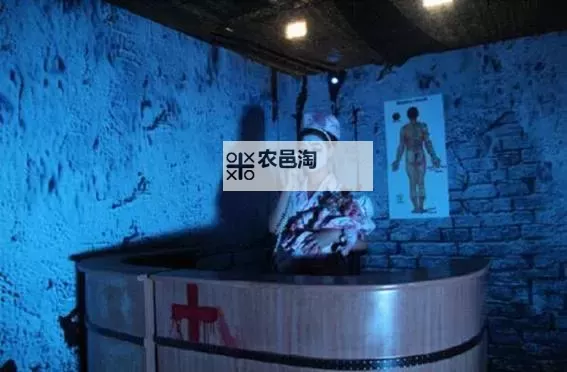 在鬼屋被工作人员C吓到胆战心惊图1