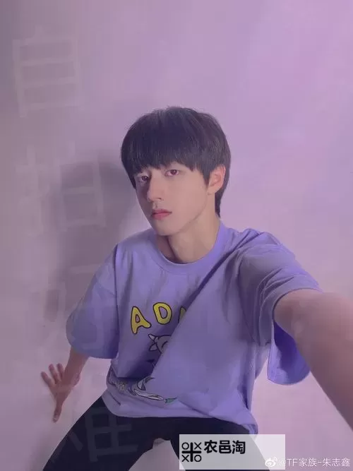 在校草紫色上写作业:校园中的浪漫瞬间图1