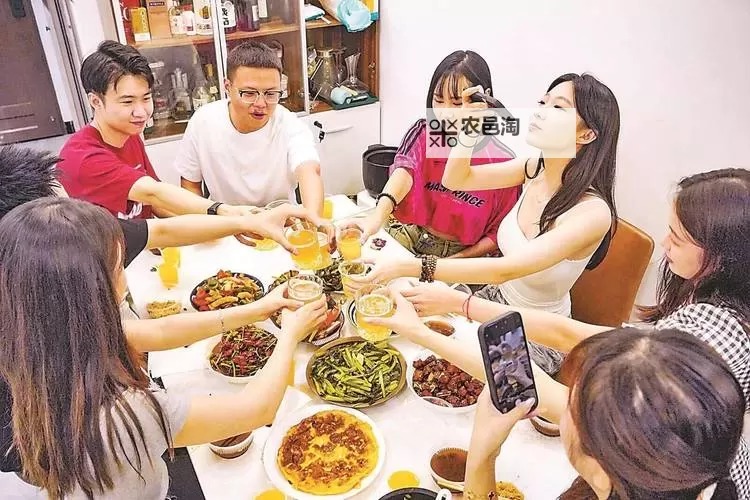 温馨时刻:坐在腿上吃饭连在一起的温情瞬间图1