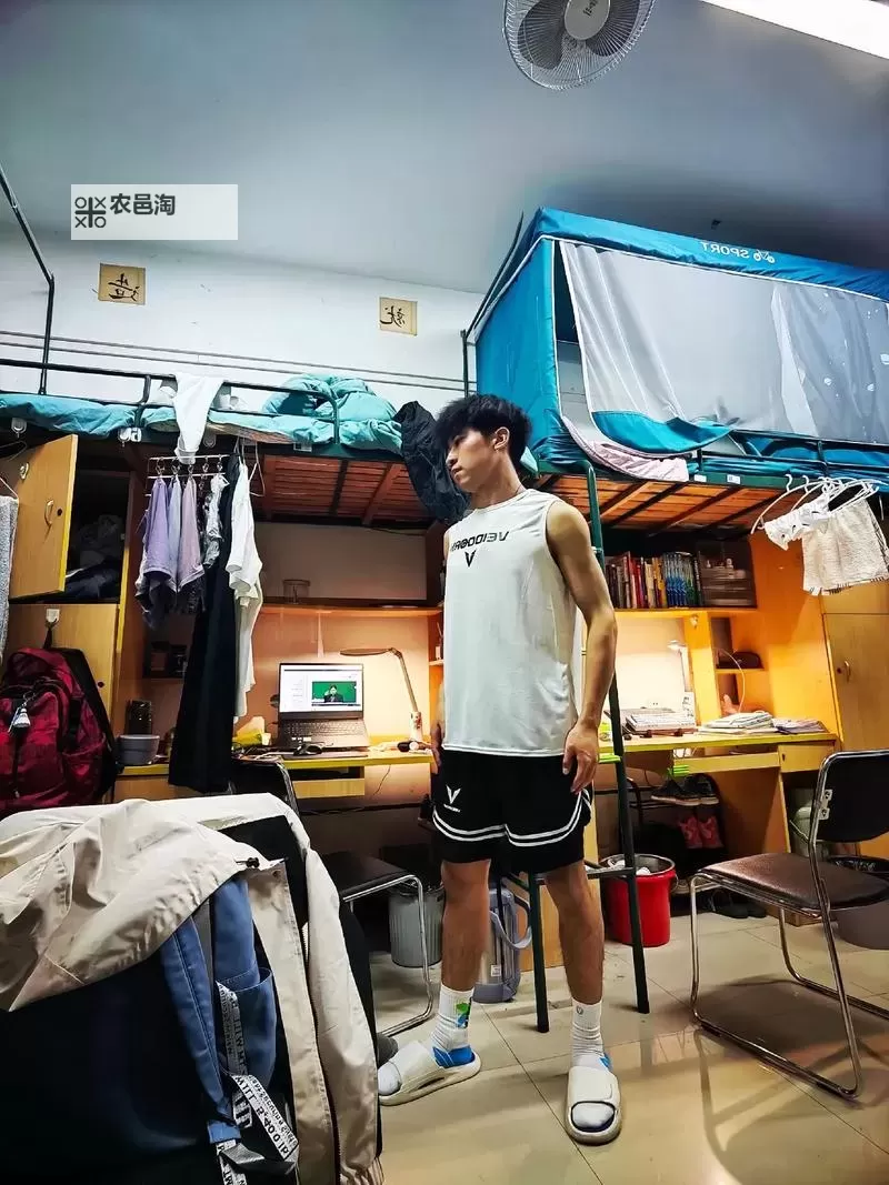 中国体育生宿舍中的GARY飞机奇遇记图2