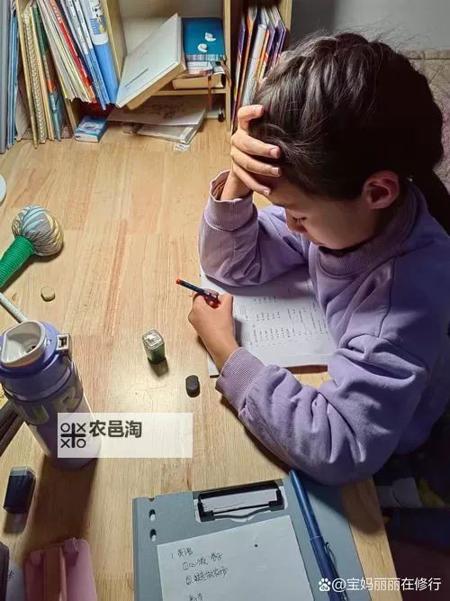 羞涩又搞笑：坐在学长的棒子上写作业的趣事图1