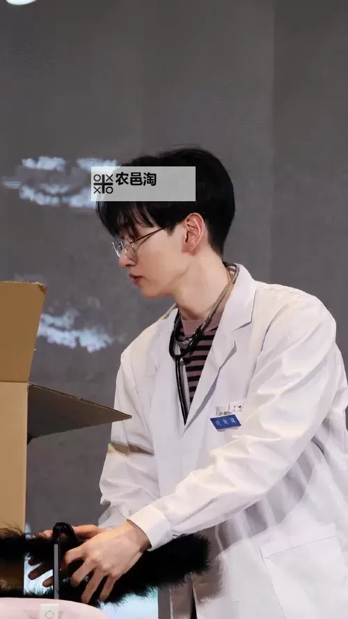 在学校的日子:与两个学长的难忘时光图1