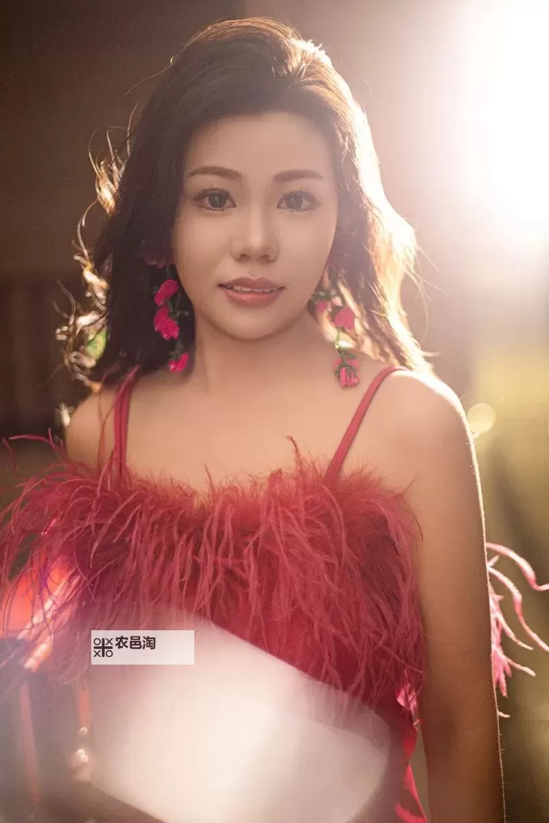 探索婷久久的魅力：她的故事与精彩人生图1