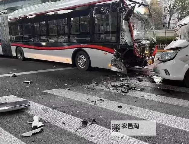 在公交车上被撞了八次高：意外频发引发的思考图1
