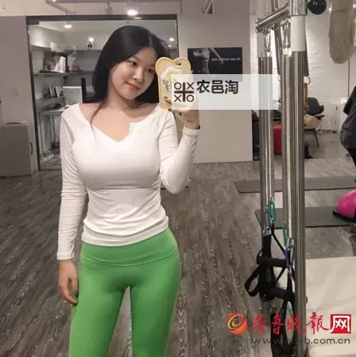 自拍偷怕网:揭示网络时代隐私与安全的双刃剑图1