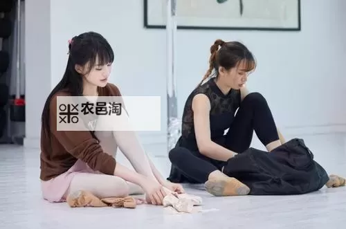 郑爽跳芭蕾舞展现优雅魅力:从演员到舞者的精彩转变图1