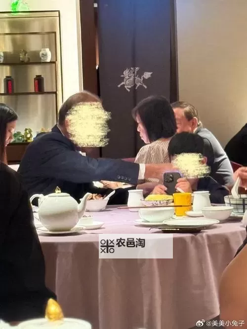 坐着吃饭下边是连着的:生活中的细节与温暖感悟图1