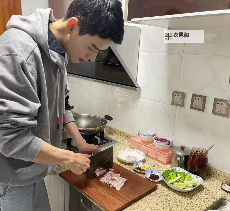 做饭的时候老公也要参与，幸福厨房的温馨时光图1