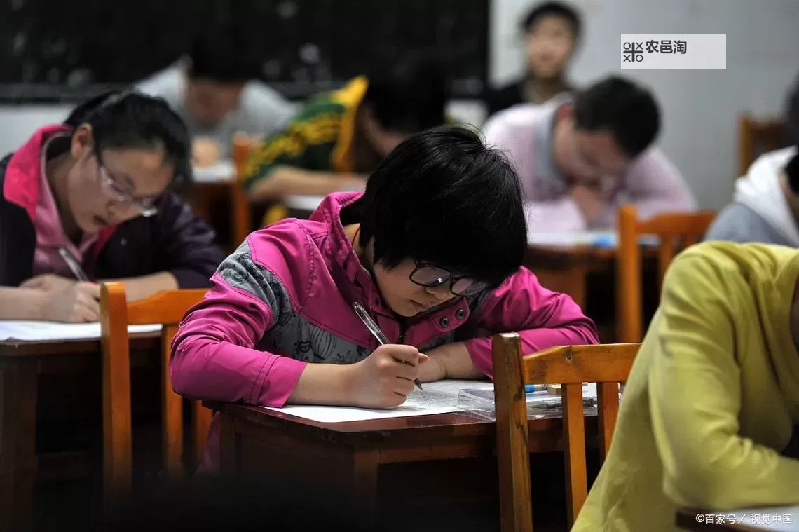 奇妙瞬间：我竟然坐在学霸的大紫根上写作业图1