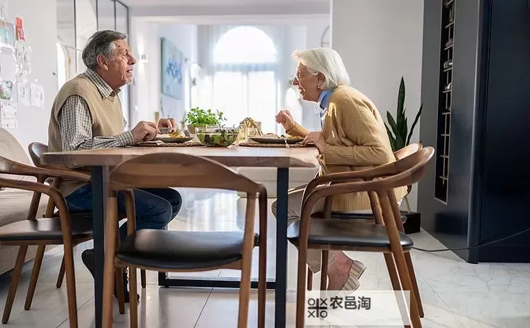 精彩合集:坐着吃饭下面连是在一起视频,全景展现温馨瞬间图1