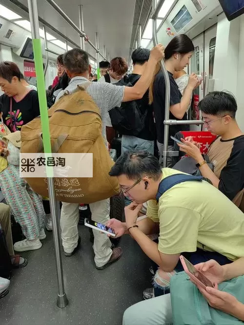 坐地铁车被挤到高C：地铁拥挤引发的奇闻趣事图1