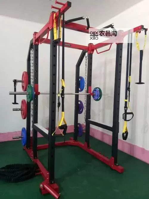 精彩瞬间:在健身器材上做了起来视频分享图1