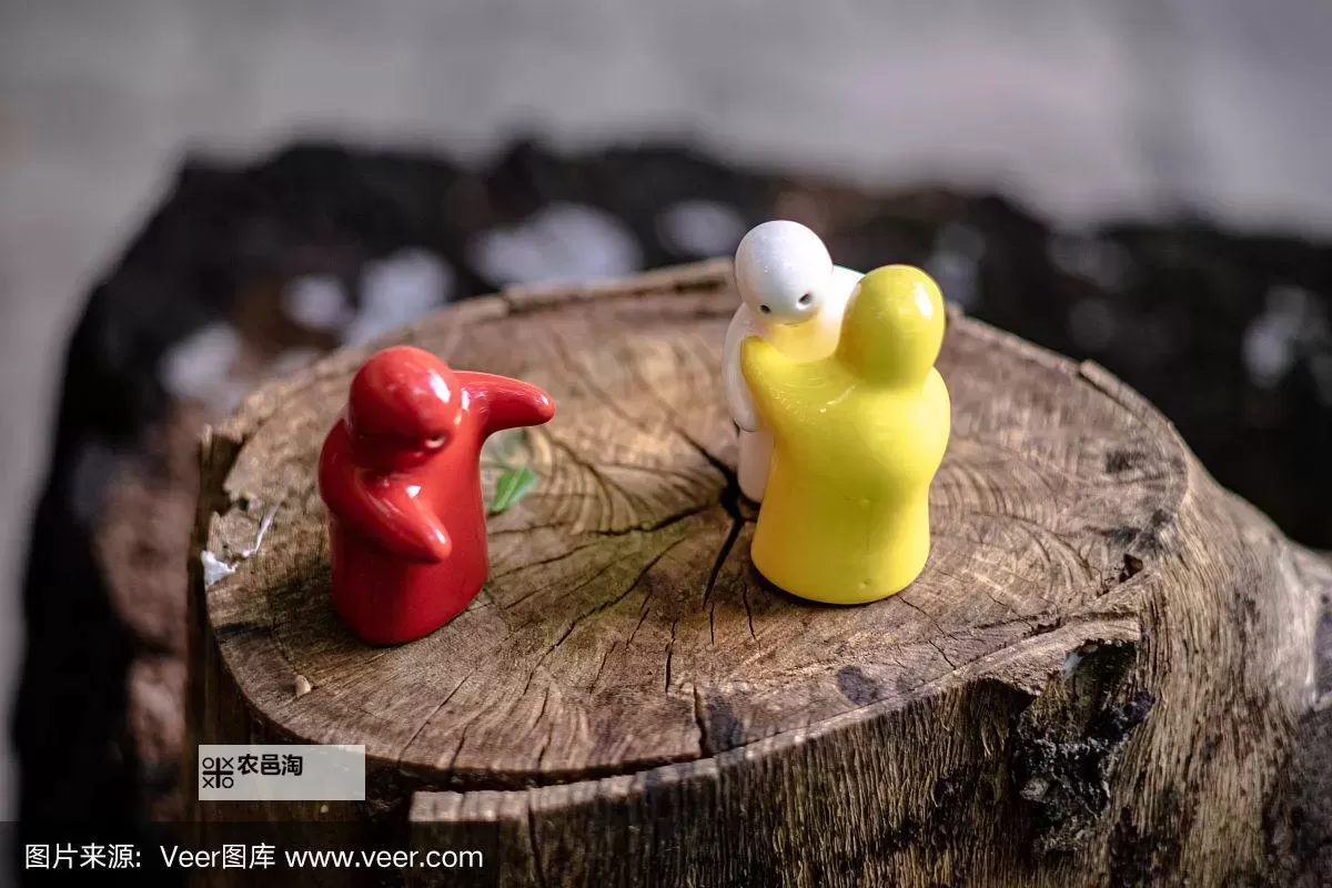 瓷被绑在木桩上两腿打开:一段令人深思的艺术叙事图1