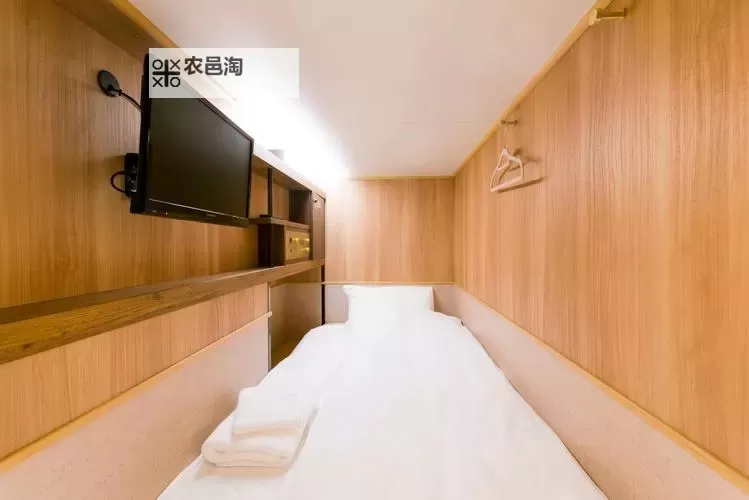 在胶囊旅馆里传播热量樱花：春日里的温暖与梦想图2