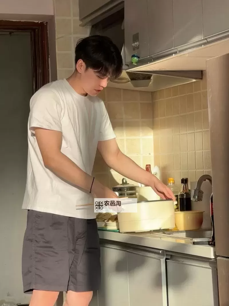 在做饭呢男朋友就开始了:温馨日常的甜蜜瞬间图1