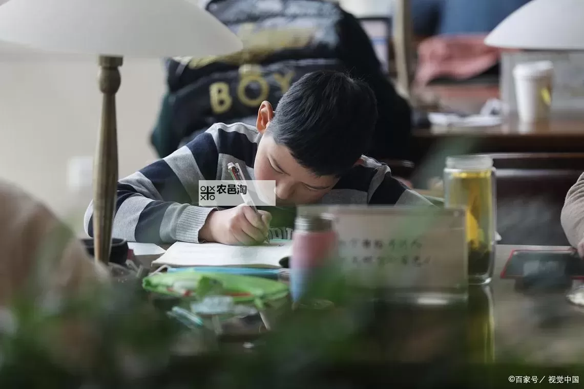 温馨提醒:坐在学长的棒棒上写作业免费,温暖校园的特别体验图1