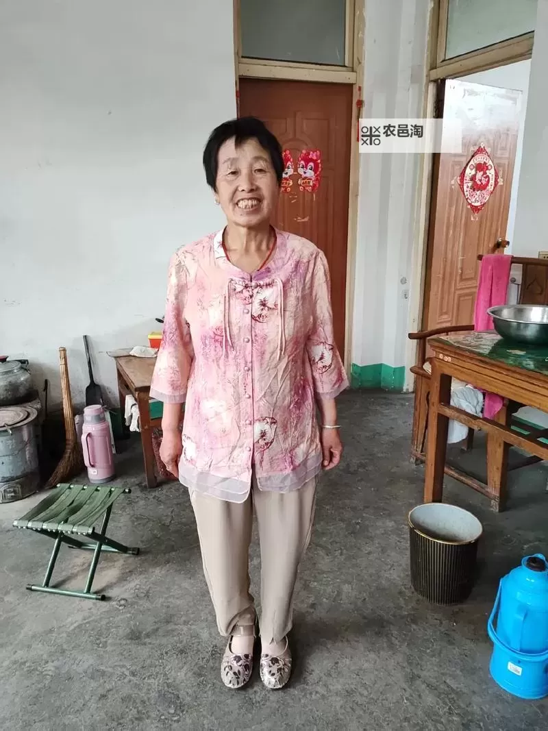 中国老太婆坚守传统技艺展现非凡匠心图1