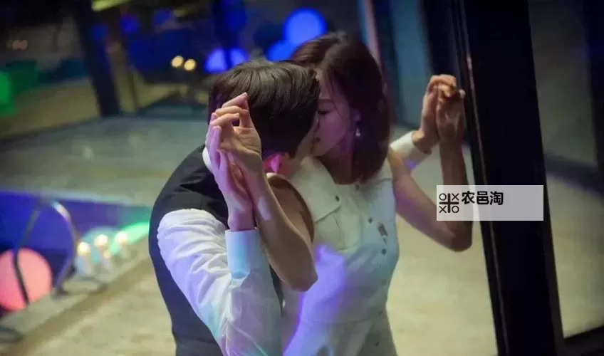 男生和女生在床上亲吻打扑克电视剧：一段温馨又精彩的爱情时光图1